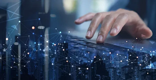 数字技术概念,互联网网络连接。从事笔记本电脑、智慧城市、数据链、软件开发的计算机程序员图片下载