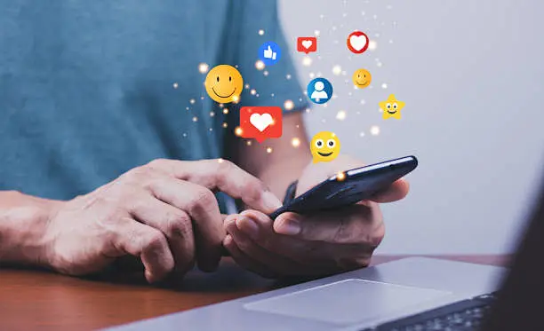 社交媒体和数字在线概念,女人在家里的沙发上使用智能手机。度假和玩社交媒体的概念。