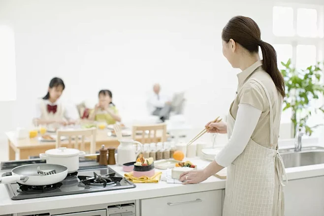 中年妇女为家人准备午餐盒图片下载